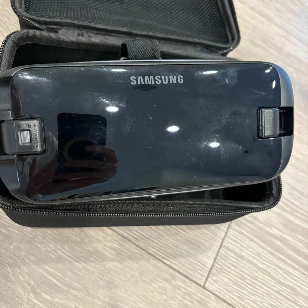 Samsung Gear VR SM-R323 Oculus Headset With Controller & Carrying‎ Case Black